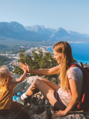 Mutter und Tochter beim Wandern in der Türkei © EVERST – stock.adobe.com