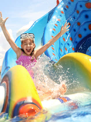 Ein Mädchen rutscht eine Wasserrutsche hinunter © Lukas - stock.adobe.com