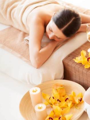 Paar genießt Wellness mit Champagner.