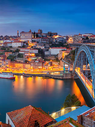 Panoramaansicht über Fluss Douro mit berühmter Brücke.