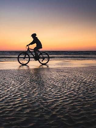 Eine Radtour bei Sonnenuntergang muss jeder auf Rügen einmal erleben © icephotography - stock.adobe.com
