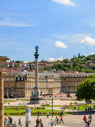 Ein Platz mit Bäumen