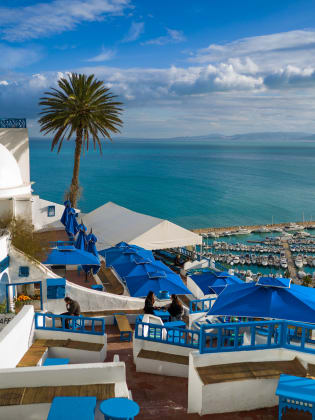 Sidi Bou Said mit Hafen am Meer, Tunesien