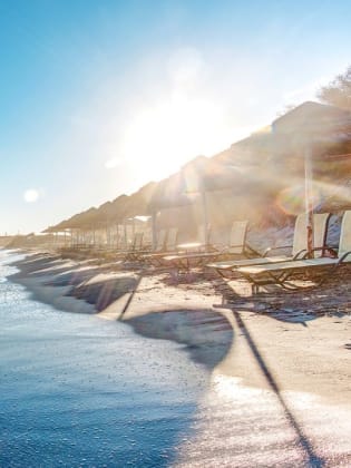 Am Strand stehen genügend Liegen und Sonnenschirme für euch bereit. Bild vom Hotelier, Oktober 2017.