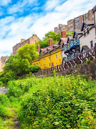 Ein sonniger Tag im Dean Village in Edinburgh. © iStock via Getty/arcady_31