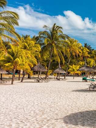Der traumhafte Strand von Le Morne auf Mauritius. © iStock via Getty/DaLiu