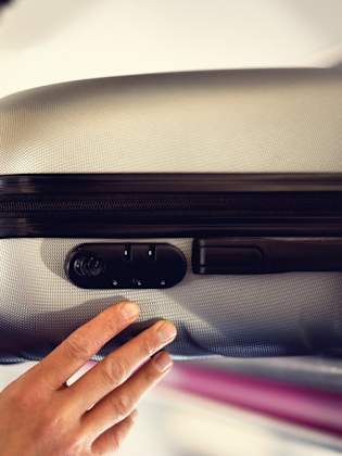 Wie groß Dein Handgepäck-Koffer maximal sein darf, kann sich von Fluggesellschaft zu Fluggesellschaft unterscheiden. © jchizhe/iStock