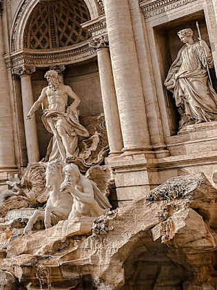 Neue Regelung am Trevi-Brunnen: Wer unmittelbar ans Wasser will, muss einen neuen Zugang nutzen und zwei Euro Eintritt bezahlen. © istock/Marinspo