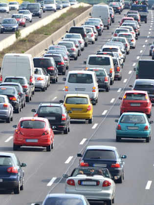 Zu Ostern werden wohl viele Reisende wieder im Stau stehen. © iStock via Getty/XXLPhoto