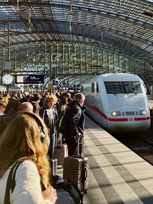 Die Situation im Bahnverkehr entspannt sich nach einer nächtlichen Großstörung am Mittwoch. © iStock via Getty/Maxvis