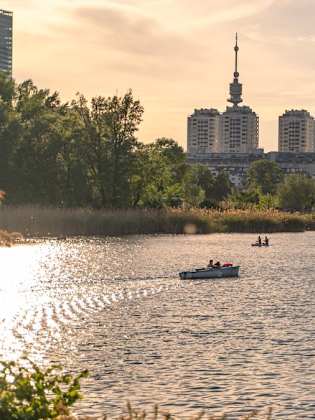 Entspannung am Wasser gehört in Wien zum Alltag. © iStock via Getty/Dejan Gjoshevski