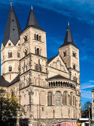 Das Bonner Münster wurde schon im 11. Jahrhundert erbaut. © Matyas Rehak/Shutterstock.com