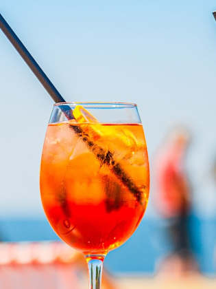 Ein Aperol Spritz ist in vielen Urlaubsländern beliebt. Wie viel er an typischen Locations kostet. © Arvydas Lakacauskas/iStock via Getty Images