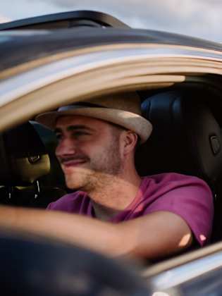 Durchdachte Vorbereitung macht die Autofahrt in den Sommerurlaub für Familien deutlich angenehmer. © Halfpoint/iStock via Getty Images