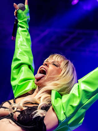 Mia Julia sorgt beim Opening des Megapark für Stimmung. © ddp/Geisler/Max Patzig