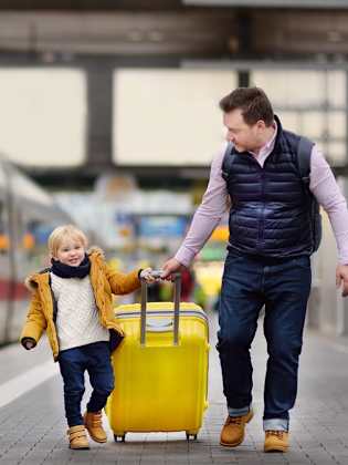 Familien mit bis zu fünf Personen können für knapp 100 Euro hin- und zurückreisen. © iStock via Getty/SbytovaMN
