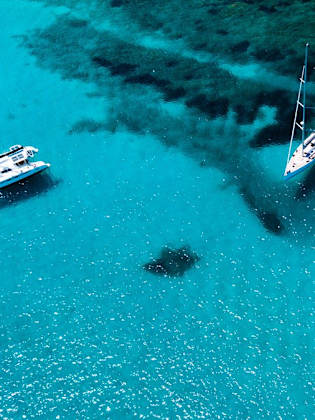 In kristallklaren Gewässern schaukelnde Luxusyachten ziehen häufig prominente Gäste an. © Travel Wild