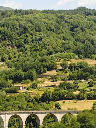 Auch per Bahn lässt sich die italienische Landschaft erkunden. © Claudio Giovanni Colombo/Shutterstock.com