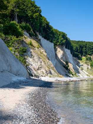 Die künstliche Insel Ostervilm vor Rügens Küste fungierte zu DDR-Zeiten als Entmagnetisierungsstation. Mittlerweile verfallen, gilt das Eiland als außergewöhnlicher Lost Place im Greifswalder Bodden. © mapman/Shutterstock.com