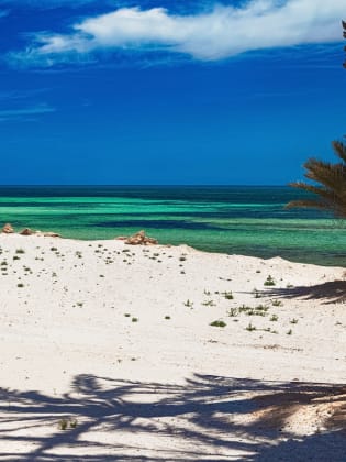 Strand mit weißem Sand auf der Insel Djerba, Tunesien