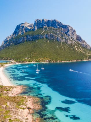 Strand Spalmatore und die Insel Tavolara, Sardinien, Italien.