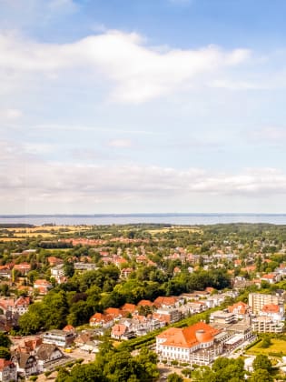 Drohnenansicht auf Travemünde in der Lübecker Bucht