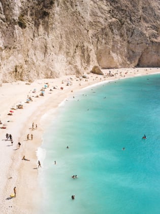 TouristInnen am Strand von Porto Katsiki, Griechenland.