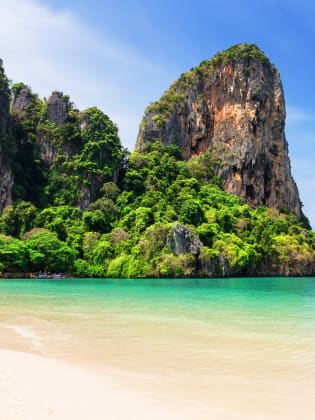 traditionelles hölzernes Longtail-Boot und schöner Sand, Railay Beach © iStock.com/Preto_perola