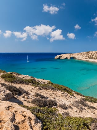 Ein leerer Strand mit türkisem Wasser