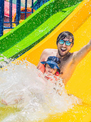 Vater und Sohn auf der Wasserrutsche © zauberblicke - stock.adobe.com
