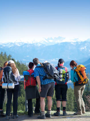 Wanderung mit der ganzen Familie © grafikplusfoto - stock.adobe.com