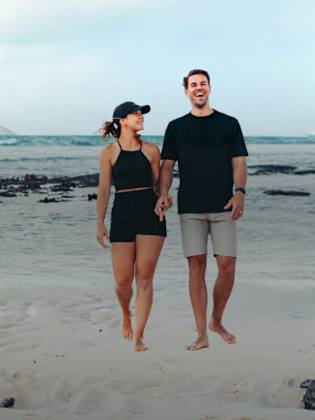 Mann und Frau gehen am Strand spazieren