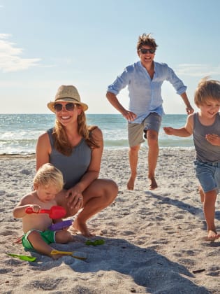 Familie hat Spaß am Strand.