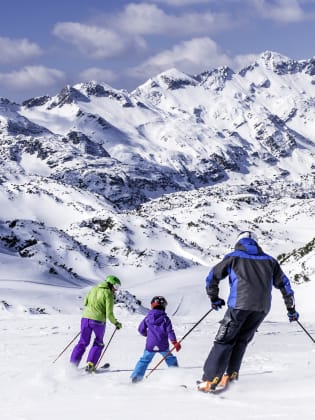Familie fährt Ski