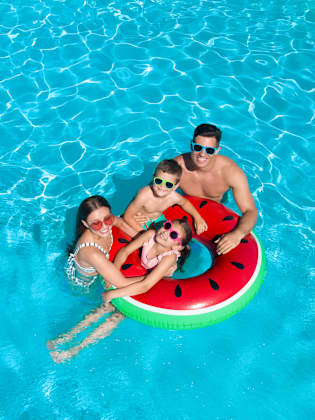 Familie im Pool.