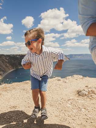 Familie hat Spaß im Urlaub an einer Küste am Meer.