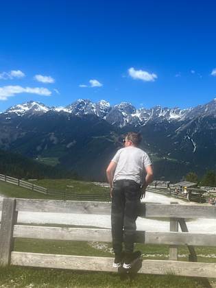 Zwei Jungs blicken auf die Berge in Südtirol