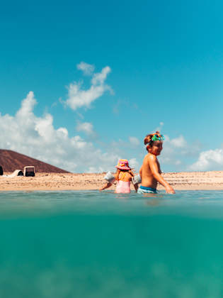 Familie badet am Strand, Insel Lobos, Fureteventura