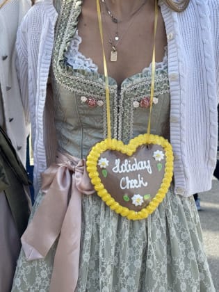 Zwei Frauen im Dirndl mit HolidayCheck-Herzen auf dem Oktoberfest