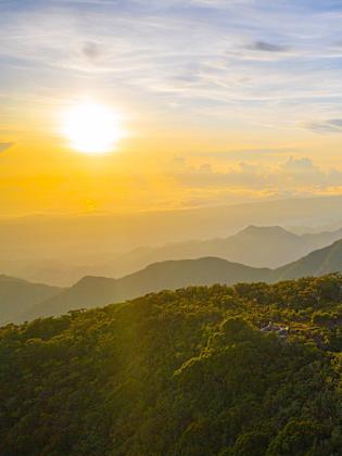 Sonnenuntergang über den Blue and John Crow Mountains auf Jamaika, In dem Park liegt auch der der Blue Mountain Peak, mit gut 2.250 Metern Höhe die höchste Erhebung Jamaikas