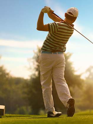 Golfspieler beim Abschlag