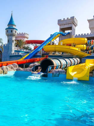 Schwimmbad mit burgähnlichen Aufbauten der Serenity Fun City