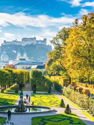 Schöne Aussicht auf die berühmten Mirabellgärten mit der alten historischen Festung Hohensalzburg im Hintergrund in Salzburg, Österreich