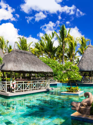 Traumhafte Pools findet ihr in den Luxushotels auf Mauritius © AdobeStock/ Freesurf