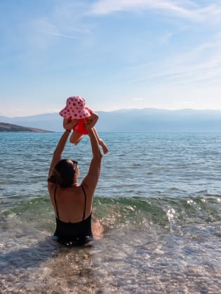 Mutter mit Kleinkind im Meer der Insel Krk, Kroatien.