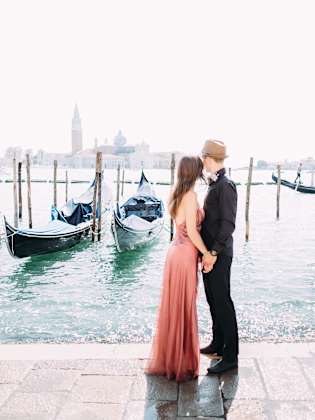 Ein Paar steht verliebt am Wasser in Venedig, Italien