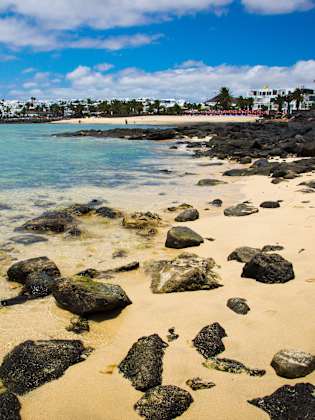 Strand Las Cucharas, Costa Teguise, Lanzarote © gettyimages - Andreas Weibel - www.imediafoto.com