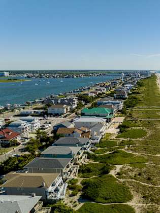 Aussicht auf die Ferienhäuser am Wrightsville Beach, North Carolina, USA © Shutterstock | Felix Mizioznikov
