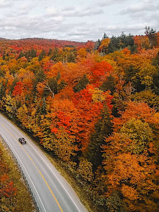 Auto fahren New England Schöne Herbst Landschaft Luftaufnahme