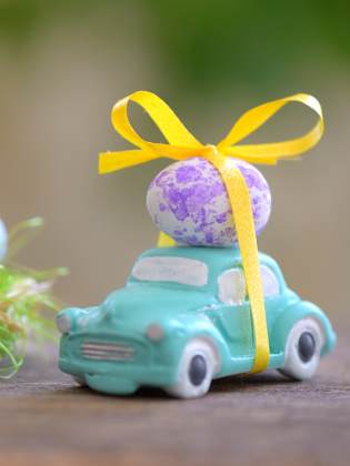 Spielzeugauto an Ostern